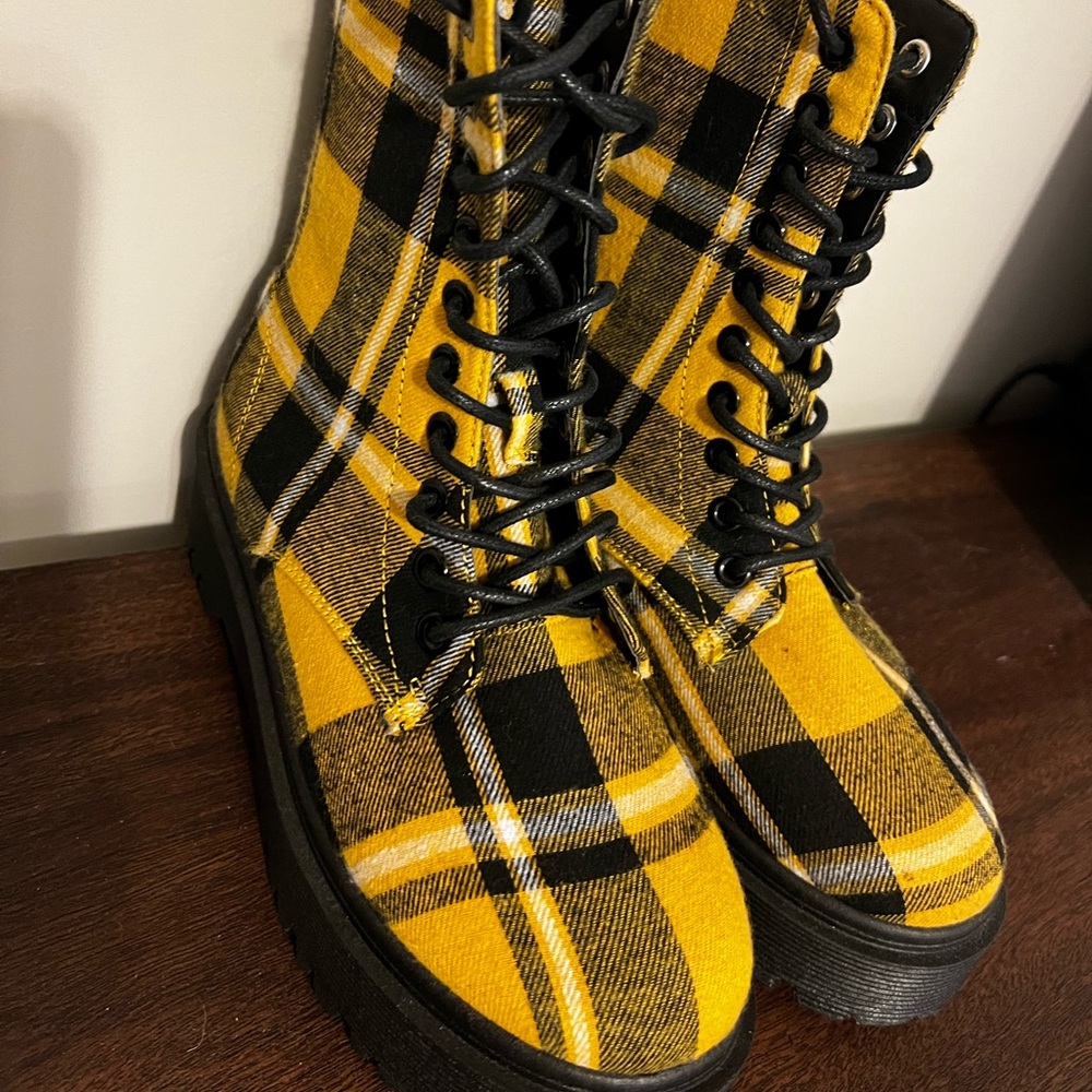 NWOT Wild Diva Combat Boots